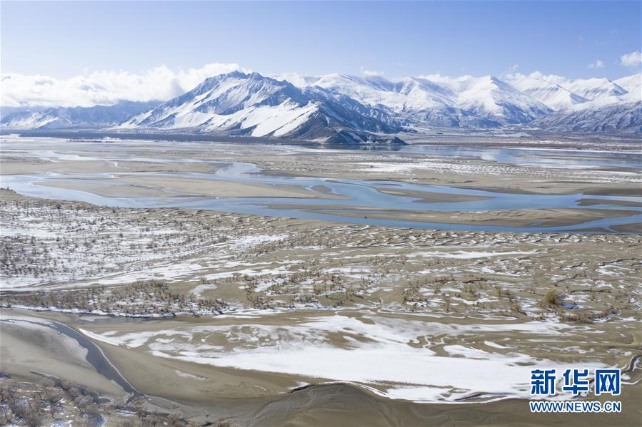 チベット、雪が積もりヤルンツァンポ川に絵に描いたような絶景広がる