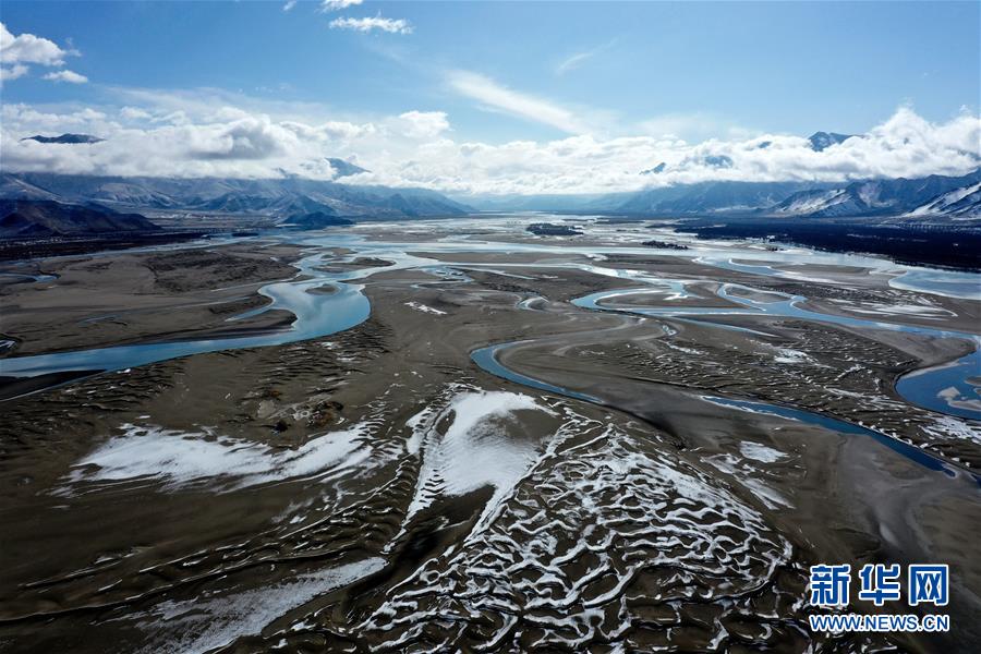 チベット、雪が積もりヤルンツァンポ川に絵に描いたような絶景広がる