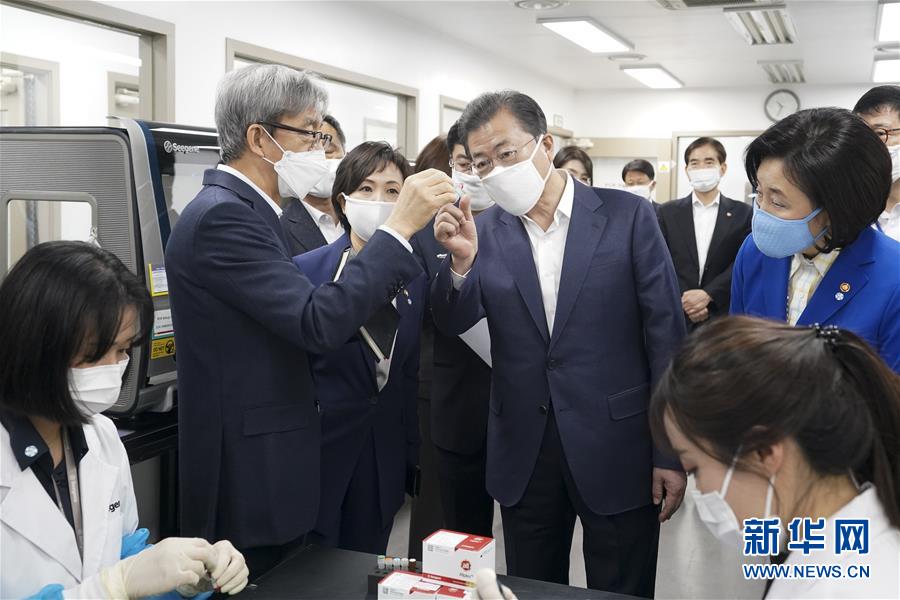3月25日、ソウルにある新型コロナウイルス検査試薬メーカーを訪問する韓国の文在寅（新華社/ニューシス）。