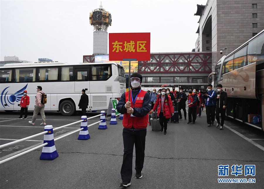 25日、湖北省から北京西駅に戻った北京市の住民（撮影・張晨霖）。