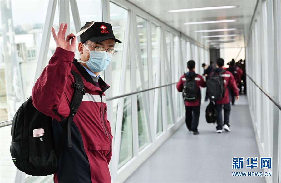 3月25日、専用機に搭乗する中国第三陣イタリア支援感染症対策医療専門家チームのメンバー（撮影・魏培全）。