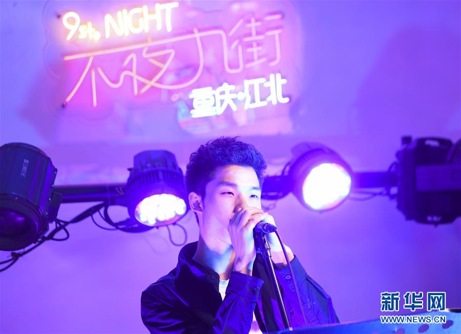 3月23日、重慶市江北区観音橋九街の街頭で歌を披露する大道芸人（撮影・王全超）。