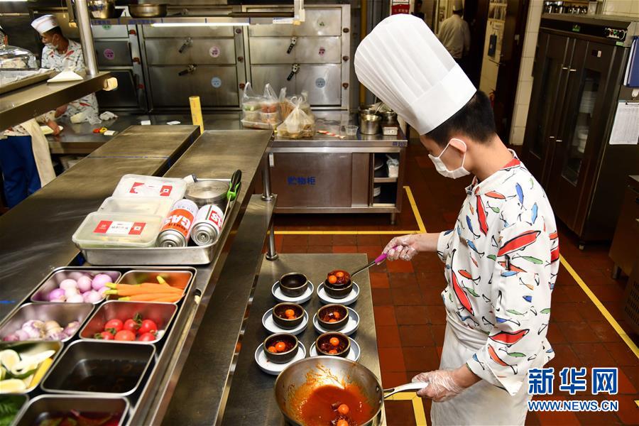 3月26日、山東舜和国際酒店、料理を人数分に分けて盛り付ける料理人（撮影・郭緒雷）。