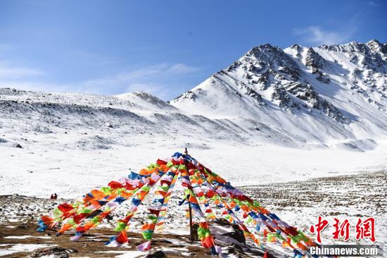 春の氷雪に包まれた甘粛粛南巴爾斯雪山の秘境、観光客を魅了