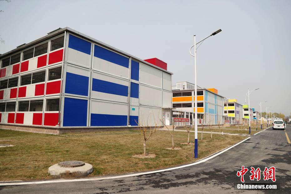 かつては1階建てだった建物が3階建ての病棟に改修され、単色だった外壁も赤・黄・青・緑・紫などカラフルな色のペンキで塗られた小湯山病院（撮影・韓海丹）。