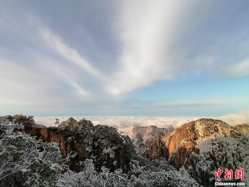 降雪後の安徽黄山　青空を背景にそびえたつ銀色の山々