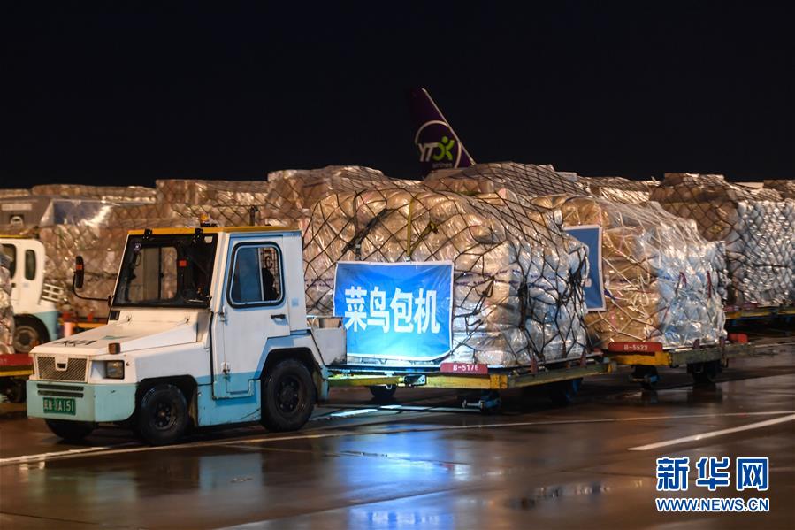 3月31日、杭州蕭山国際空港で貨物便に積み込まれる荷物（撮影・黄宗治）。