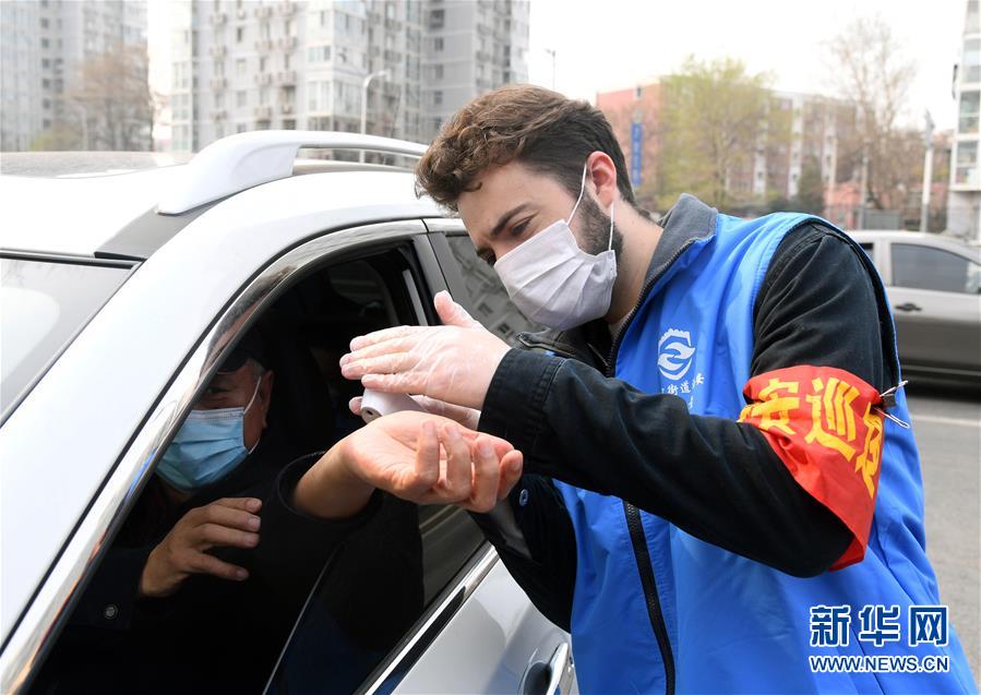 新型コロナウイルス下で頑張る外国人ボランティア　北京市海淀区 