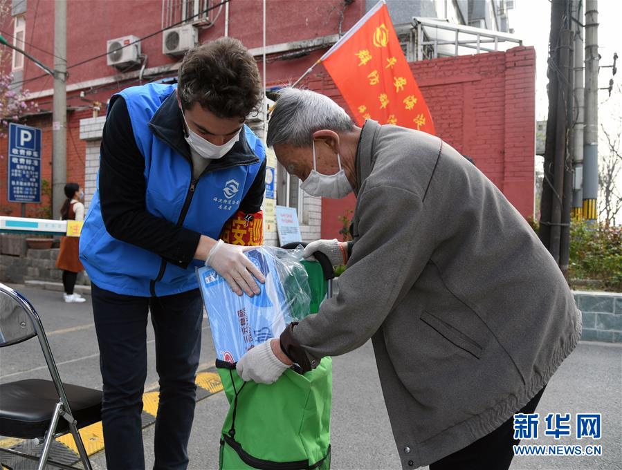新型コロナウイルス下で頑張る外国人ボランティア　北京市海淀区 