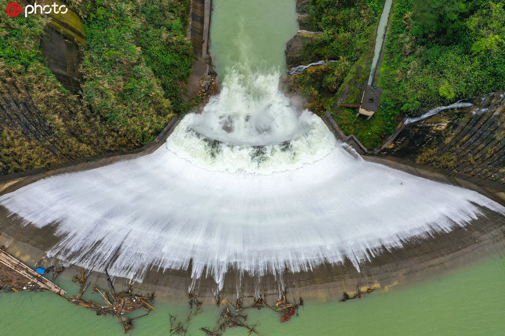 増水したダムから勢いよく流れ落ちる扇形の滝　広西チワン族自治区