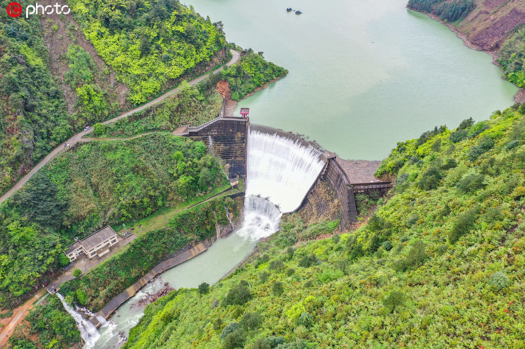 増水したダムから勢いよく流れ落ちる扇形の滝　広西チワン族自治区
