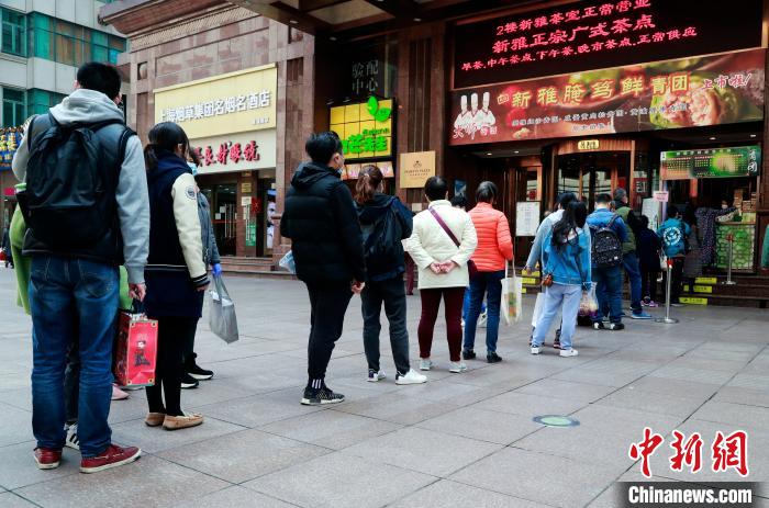 上海老舗の「ネットで有名なよもぎ饅頭」に行列