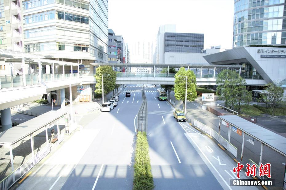 現地時間4月4日、通行する車両がまばらになっている東京都中心部の交通要所（撮影・呂少威）。