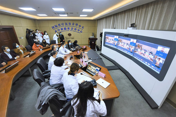 湖北省の感染対策の現場に駆けつけた人々によって設立された浙江省杭州市の医療・介護チームは3日、メキシコの同業者と杭州市赤十字会病院リモート立会診察センターにて、新型コロナウイルス感染対策・診療について専門的な検討を行う様子。竜巍/人民図片