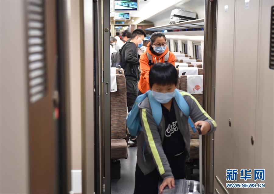 「封鎖解除」後初の武漢発北京行き高速鉄道列車が北京西駅に到着