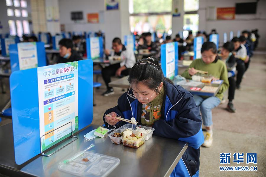 授業再開後、学食で「距離を取って食事をする」生徒たち　湖南