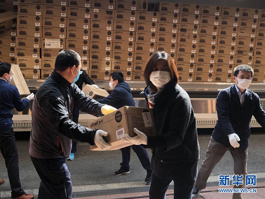 4月11日、日本・大阪で、「健康セット」の物資を運ぶ中国在大阪総領事館のスタッフ（写真提供・中国在大阪総領事館）。