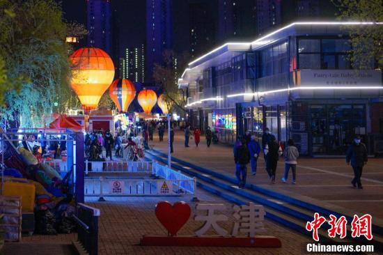 4月12日夜、天津運河新天地の夜市をそぞろ歩く市民（撮影・佟郁）。