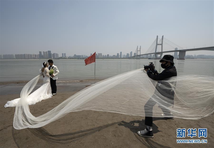 待ち焦がれたウェディングフォトをついに撮影！湖北省武漢の新婚カップル