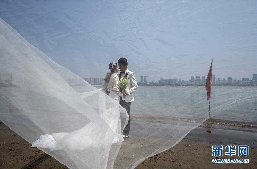 待ち焦がれたウェディングフォトをついに撮影！湖北省武漢の新婚カップル