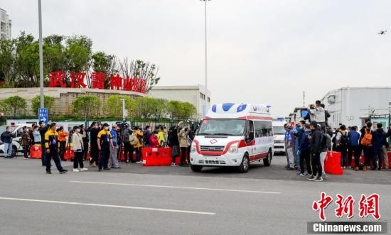 転院する患者を乗せ、武漢雷神山医院を出発する救急車（撮影・張暢）。