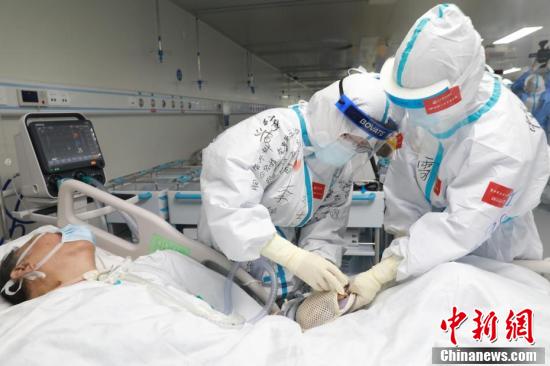 湖北省武漢雷神山医院　最後の入院患者たちが転院