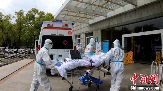 湖北省武漢雷神山医院　最後の入院患者たちが転院