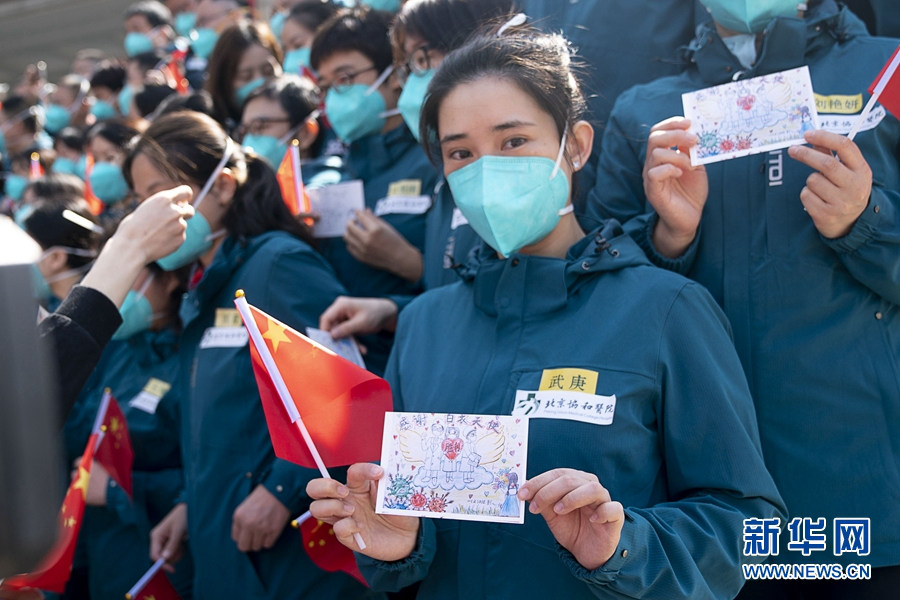 4月15日、市民がプレゼントしたカードを見せる北京協和医院国家湖北防疫支援医療チームのメンバー（撮影・熊琦）。