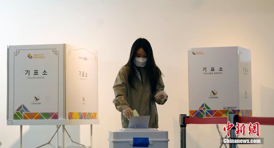 韓国、新型コロナ警戒下での総選挙実施　隔離対象者は単独で投票