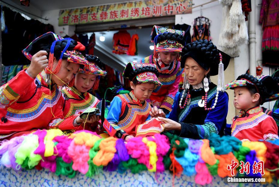 色鮮やかな刺繍糸で「美しい生活」を描く四川甘洛イ族の女性刺繍職人
