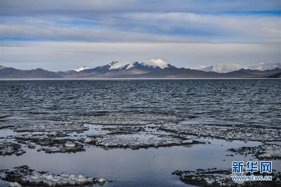 チベットの高原の湖・普姆雍措が解氷