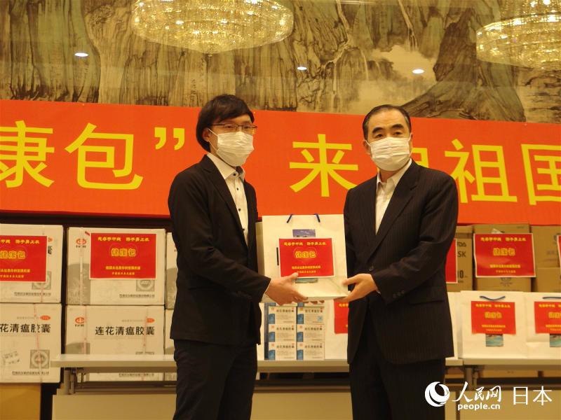 在日本中国大使館が「健康バッグ」を留学生に贈呈