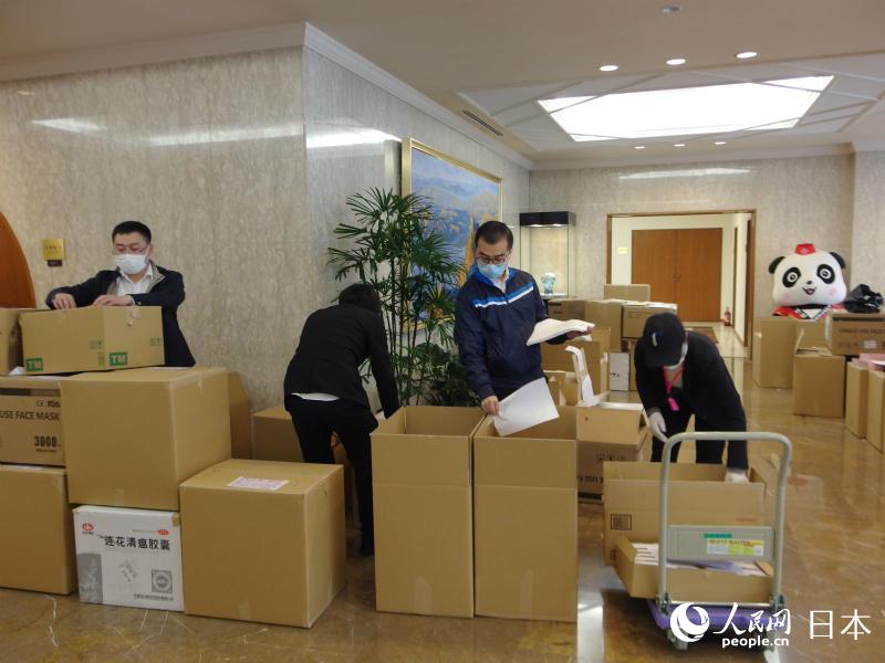 在日本中国大使館が「健康バッグ」を留学生に贈呈