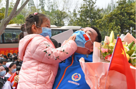 4月10日、武漢の感染症との戦いを支援する安徽省淮南市の医療チーム第2陣のメンバー20人が隔離を終えて帰郷した。写真は魯明医師とその娘（陳彬/人民図片）