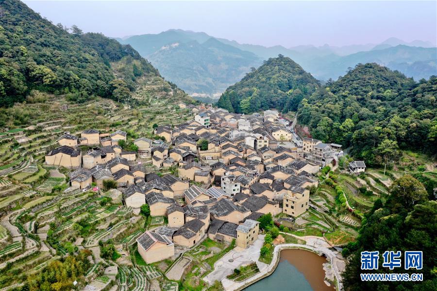 4月18日、福建省周寧県礼門郷の伝統村落・陳峭村（ドローンによる撮影・姜克紅）。