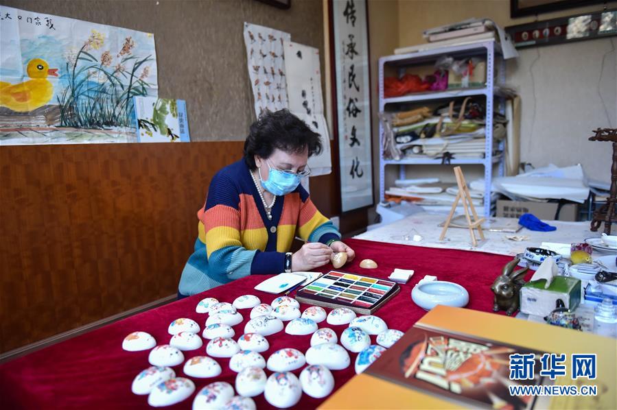 卵の殻を美しく飾り付けた伝統工芸「彩蛋絵」　北京