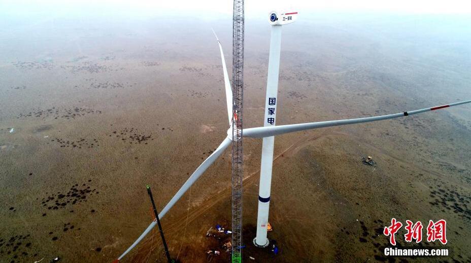 世界最大のクリーンエネルギー基地、1台目の風力発電機が設置完了