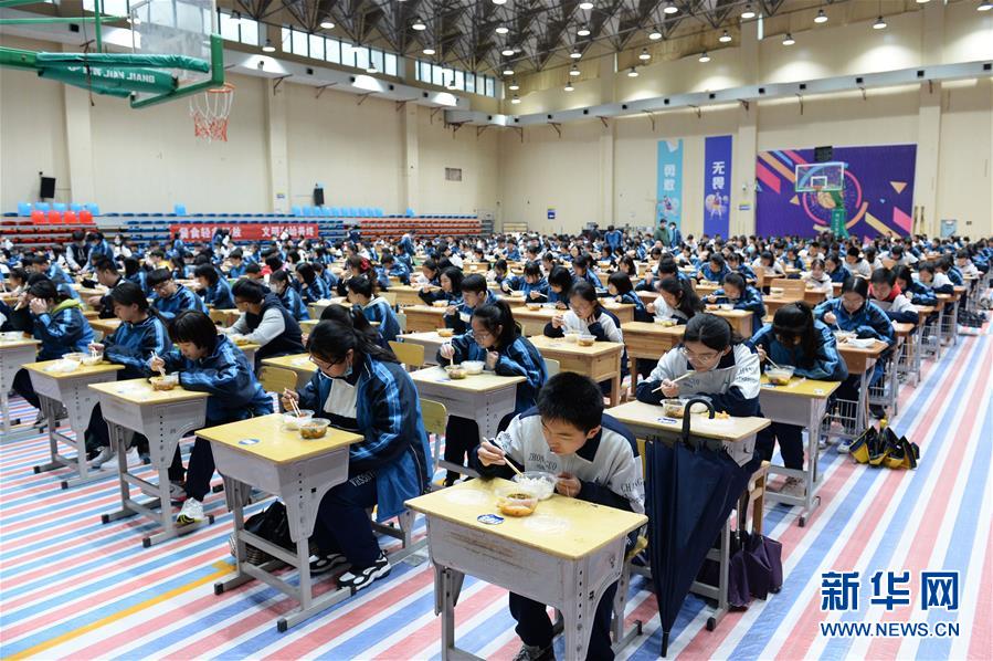 中高一貫校の体育館が「大食堂」に様変わり　湖南省長沙市
