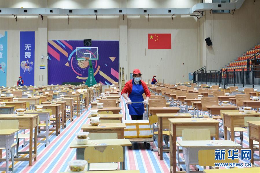 中高一貫校の体育館が「大食堂」に様変わり　湖南省長沙市