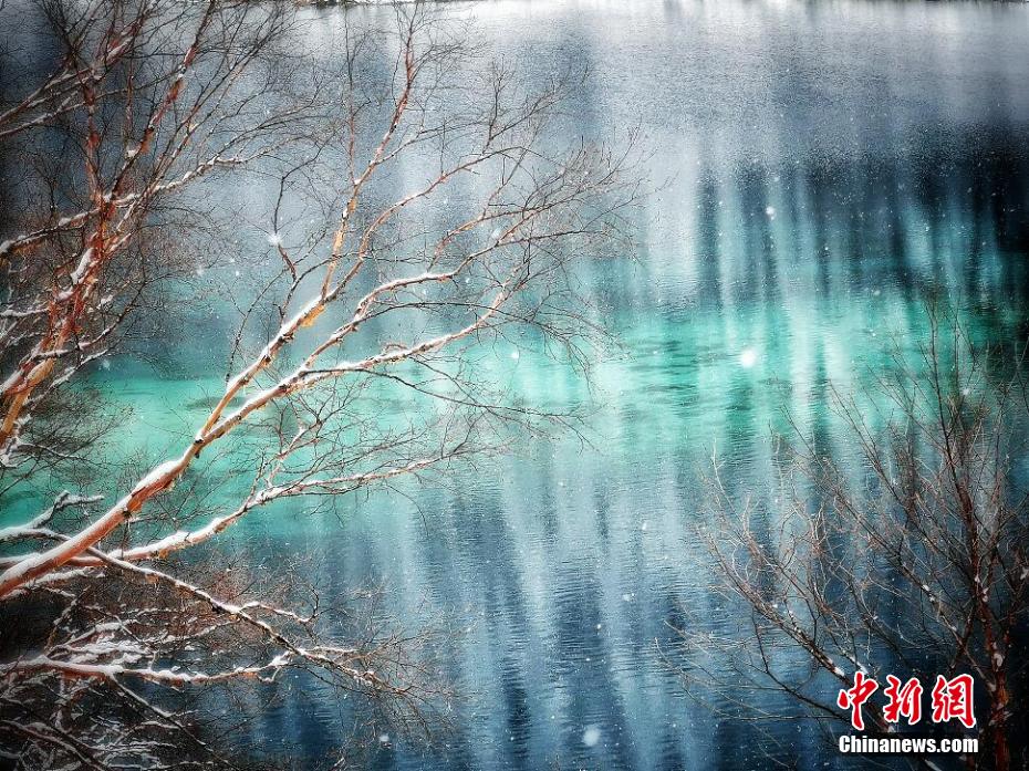 九寨溝で3日連続降雪、「童話の世界」に変身　四川省