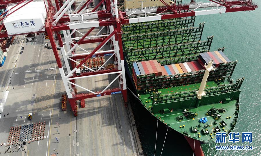 世界最大のコンテナ船が青島港に初めて到着　山東省