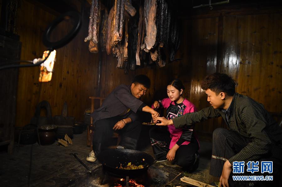 十八洞村のミャオ族がネットで人気に　湖南省湘西