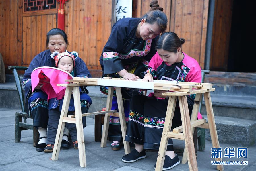 十八洞村のミャオ族がネットで人気に　湖南省湘西