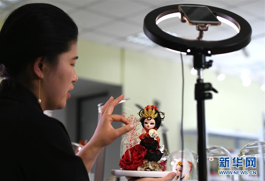 4月27日、河北省石家荘市の花児文化創意有限公司で、ネットライブ配信で自社の文化クリエイティブ製品を紹介する従業員（撮影・許建園）。