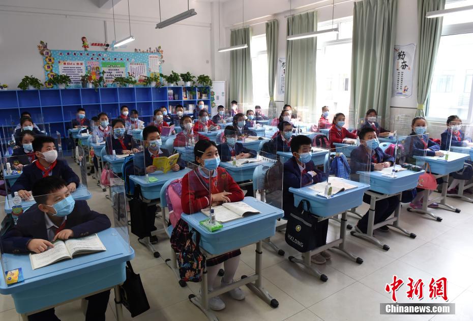 重慶両江新区の学校で、生徒たちの飛沫飛散防止のため透明の隔離板が設けられた机（撮影・周毅）。