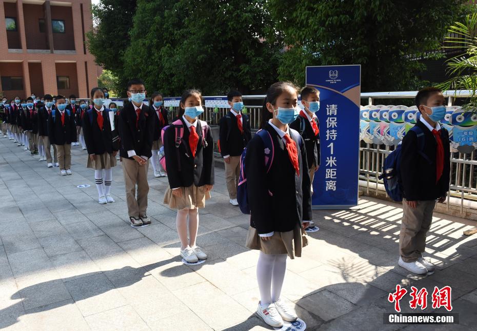 重慶市で第二陣となる小中高校の授業再開　机に透明隔離板を設置