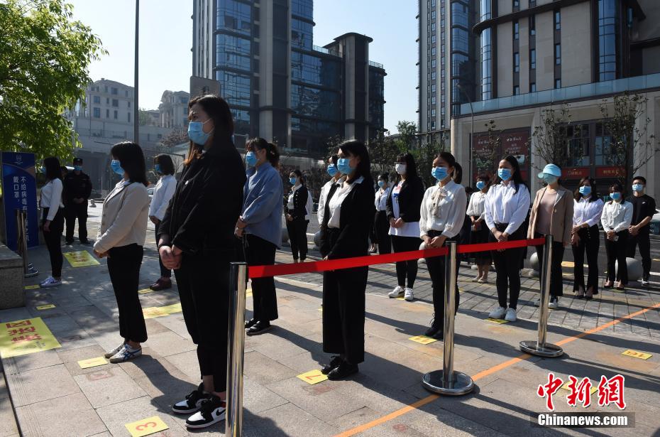 重慶市で第二陣となる小中高校の授業再開　机に透明隔離板を設置