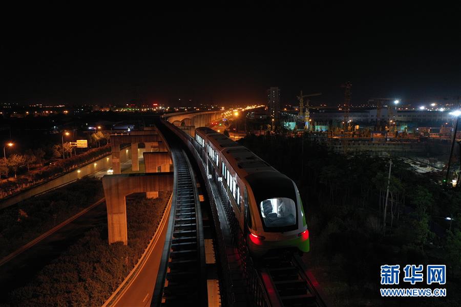 4月28日早朝、長沙リニア快速線で最高設計時速検証テストが行われた中国初の商用リニアモーターカー2.0版（ドローンによる撮影・李鉄）。