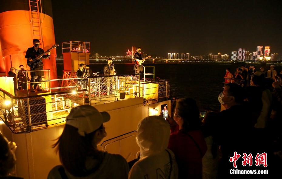 湖北省武漢の遊覧船「知音号」が運航再開　白衣の天使に敬意