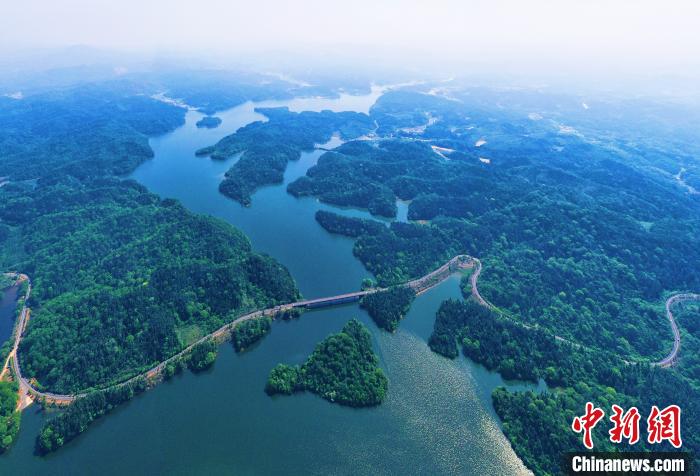 上空から眺めた江西省新余仙女湖の春景色